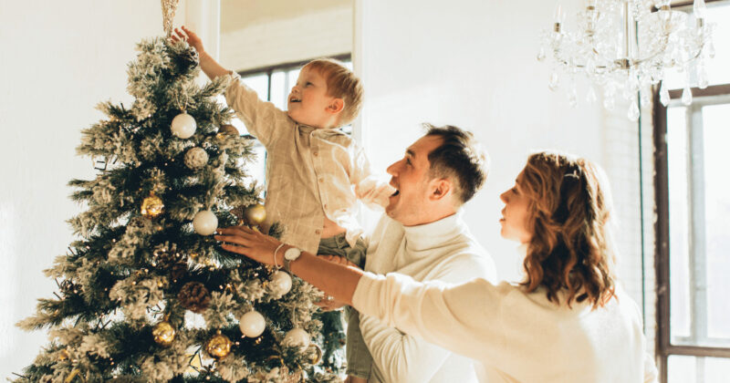 クリスマスツリーを飾る家族